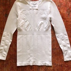 Love love this white top. Very stylish.